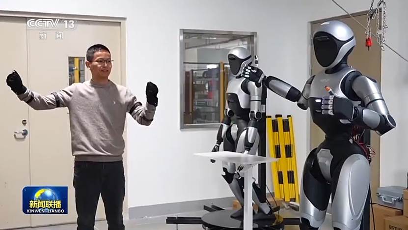图片包含 室内, 人, 男人, 站 AI 生成的内容可能不正确。
